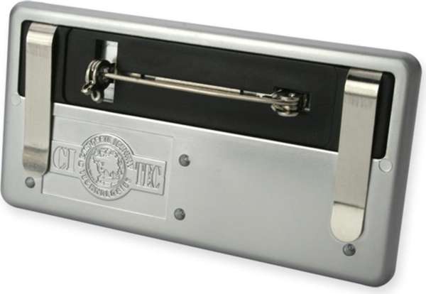 Namensschild mit Metalllegierung