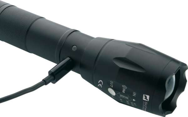 Schwarzwolf outdoor® DELGADA wiederaufladbare CREE T6 Taschenlampe