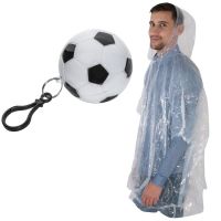 Regenponcho in einer Kunststoffkugel in Fußballoptik