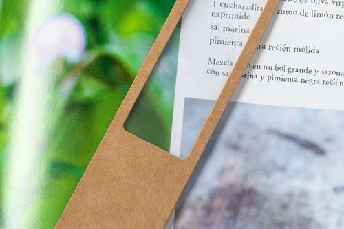 Niffy Lesezeichen mit Lupe