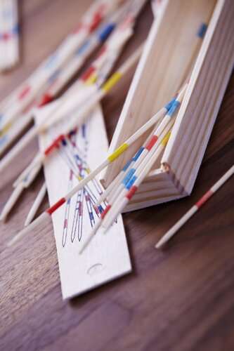 Mikadospiel in Holzbox Cas